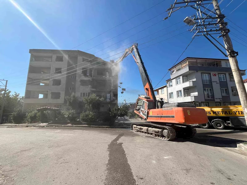 1999 depreminde ağır hasar gören binaya ilk kepçe vuruldu
