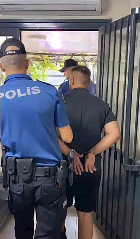 İzmir’de polisi darbeden saldırgan tutuklandı

