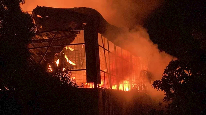 En mutlu günlerinde ev ve depoları alev alev yandı: Baba gözyaşlarını tutamadı

