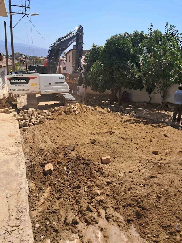 Sultanhisar’da yol yenileme çalışmaları devam ediyor
