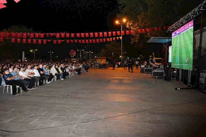 Isparta Belediyesi, Fenerbahçe maçı için dev ekran kurdu
