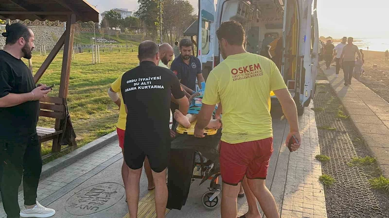 Ordu’da öğretmen boğulma tehlikesi geçiren çocuğu kurtarırken dalgalara kapıldı
