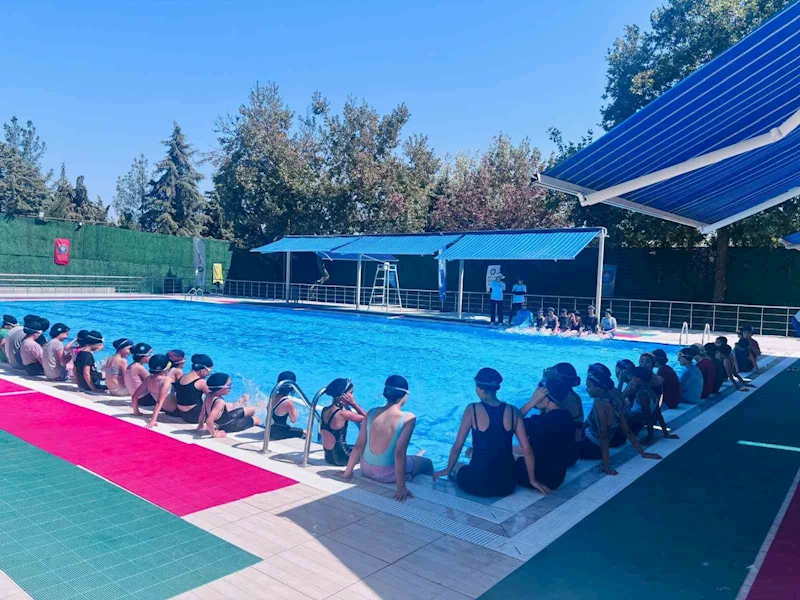 Çocuklara yüzme eğitimi verildi

