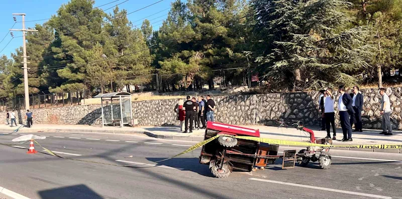 Aniden yola çıkan tarım aracına otomobil çarptı, yola düşen sürücü başka bir aracın altında can verdi
