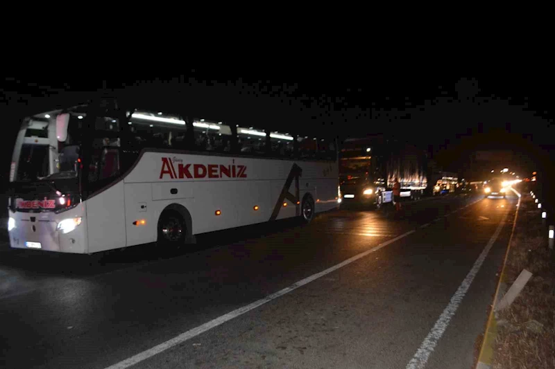 Ayvalık’ta kırmızı ışıkta zincirleme trafik kazası: 1 ölü, 3 yaralı
