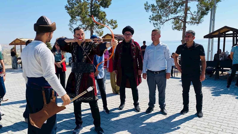 Samsat ilçesinde Zafer Bayramında ok atıldı
