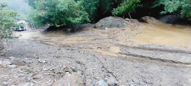 Feke’de sağanak sonrası dereler taştı, yollar kapandı
