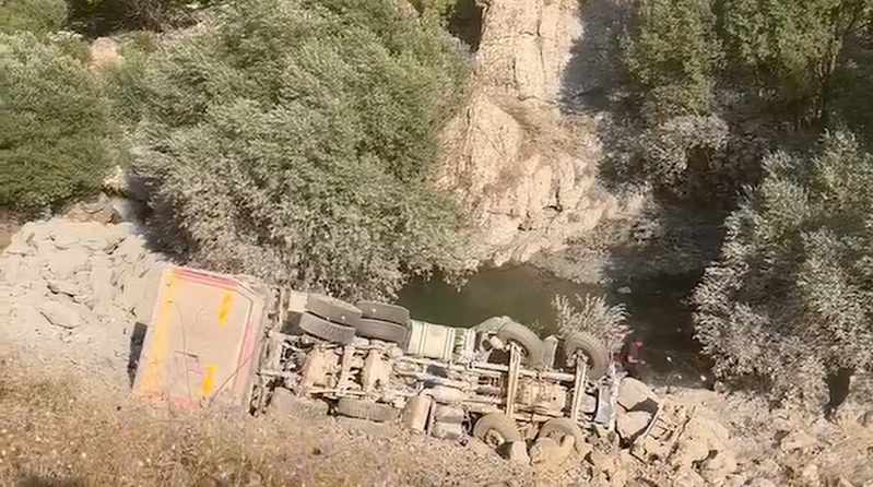 Hakkari’de kamyon uçuruma yuvarlandı: 1 ölü
