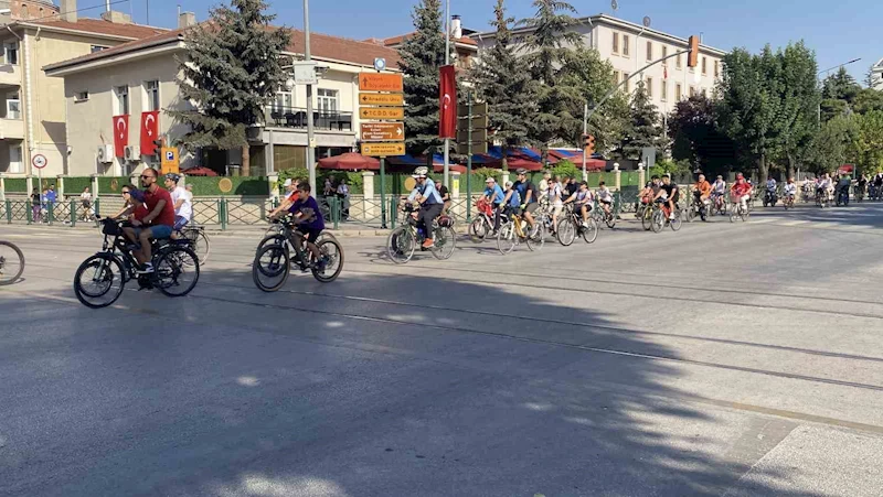Zafer Bayramı’nı pedal çevirerek kutladılar
