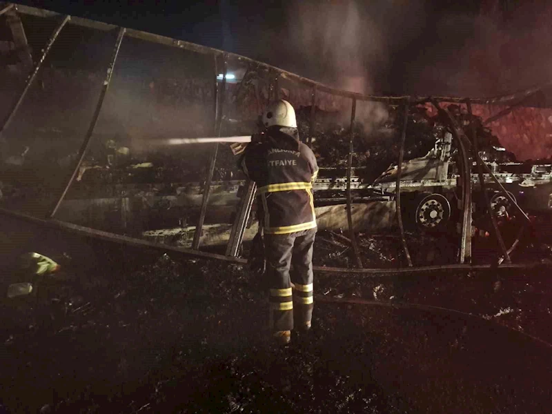 Şanlıurfa’da alev alev yanan tır hurda yığınına döndü

