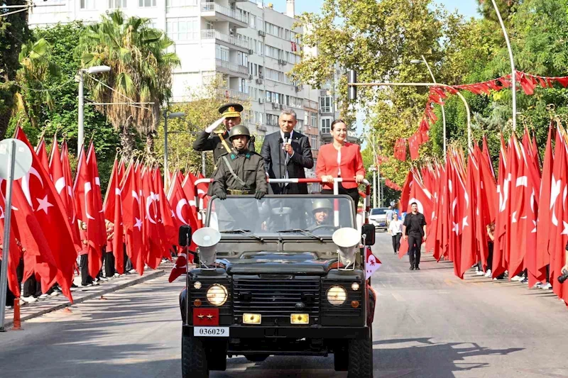 Zafer Bayramı törenine Antalya’da vatandaşlar ve turistler de eşlik etti
