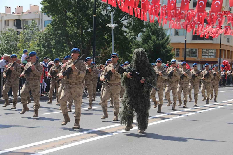 Gururlandıran tören geçişi izleyenlerden tam not aldı
