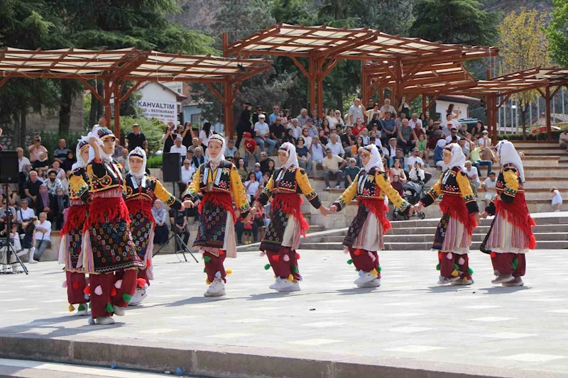 Amasya’da 30 Ağustos kutlamalarında ses sistemi krizi: Gösterileri yarım kalan kızları halk teselli etti

