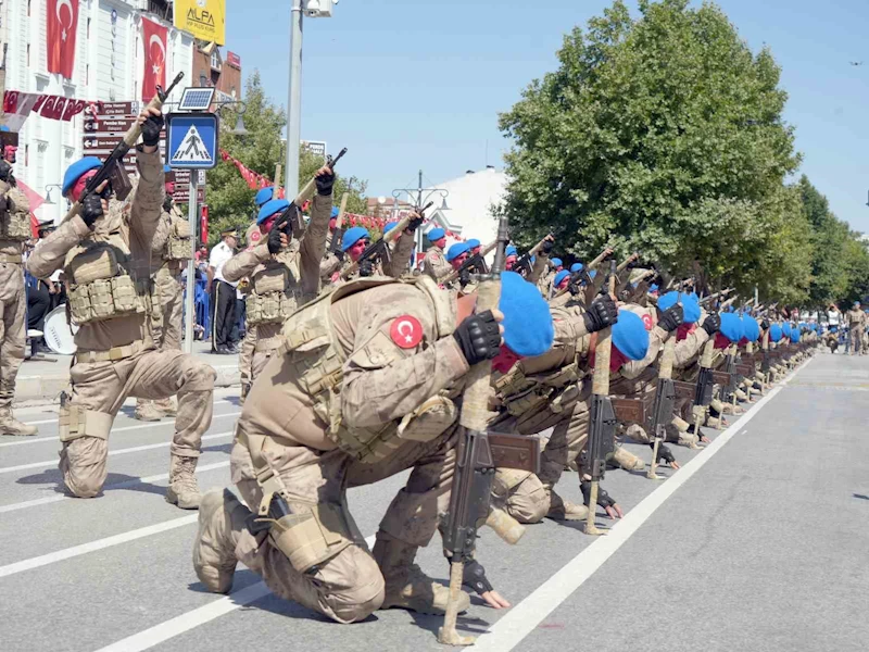 Komandolardan hayran bırakan Zafer Bayramı gösterisi

