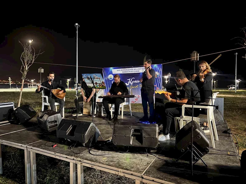 Van Büyükşehir Belediyesi’nin yaz konserlerine yoğun ilgi
