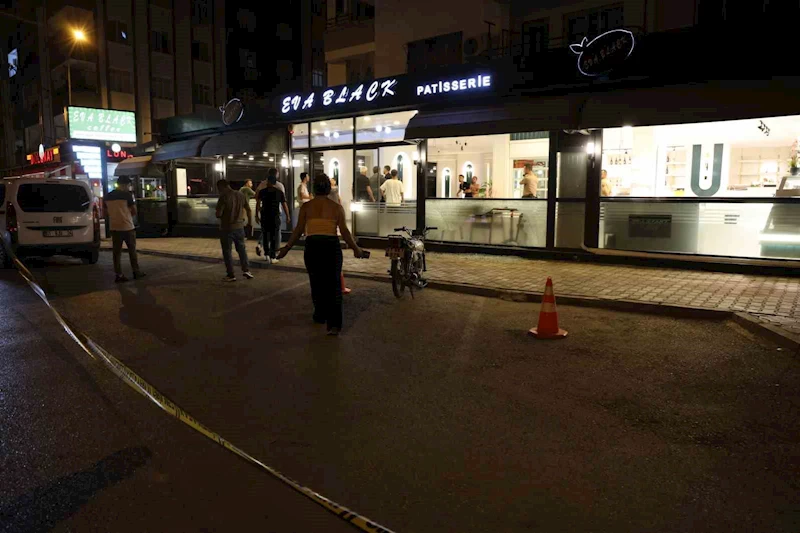 Kafeyi önce motosikletle, şimdi de otomobille gelip kurşunladılar

