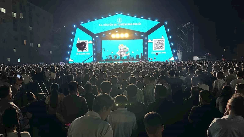 Merve Özbey’den Yüksekova’da konser
