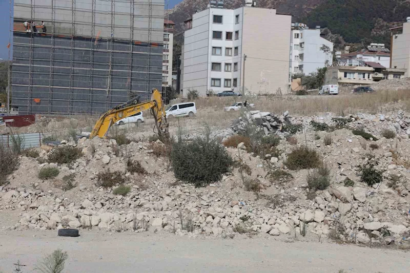 Yıktığı binanın altında kalmaktan saniyelerle kurtuldu, korku dolu anlar kamerada
