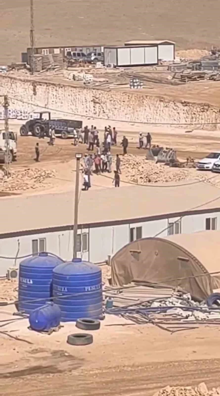 Şanlıurfa’da inşaat işçilerinin taşlı sopalı kavgası kamerada
