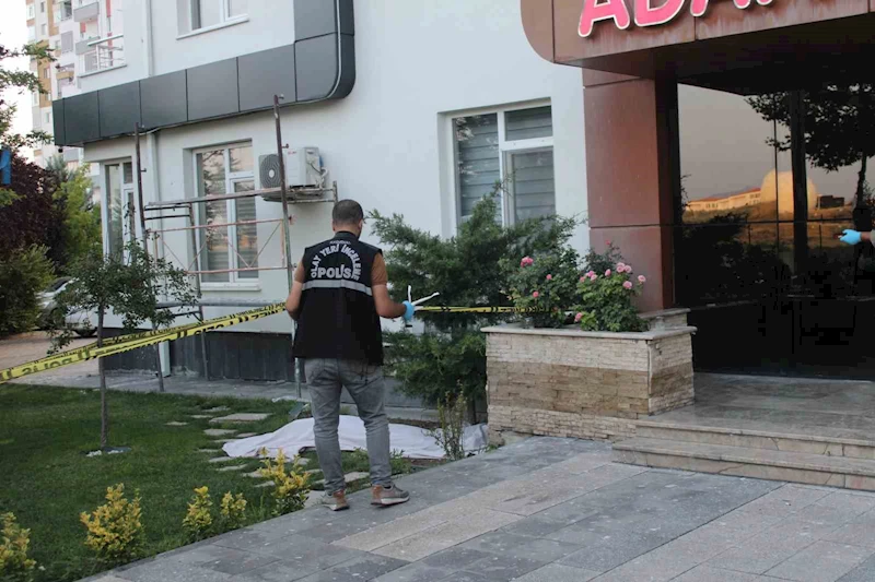 8’inci kattan düşen 1 çocuk annesi kadın öldü
