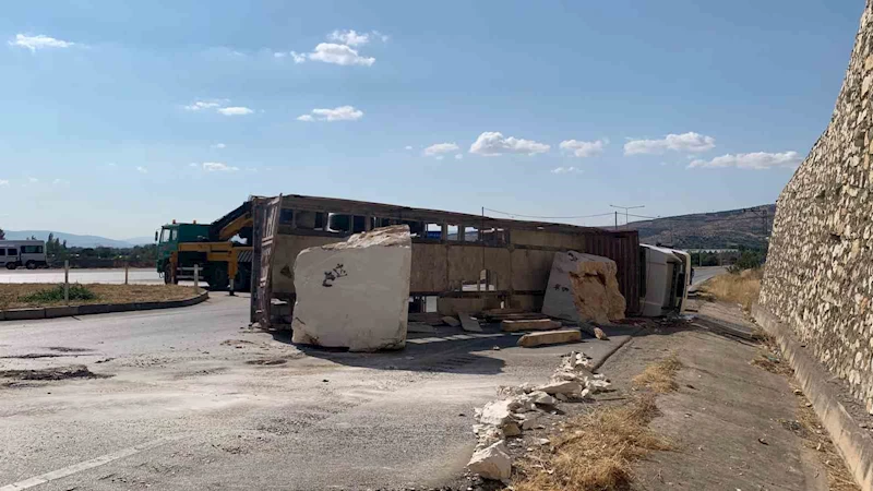 Mermer blok yüklü tır yola devrildi: 1 yaralı
