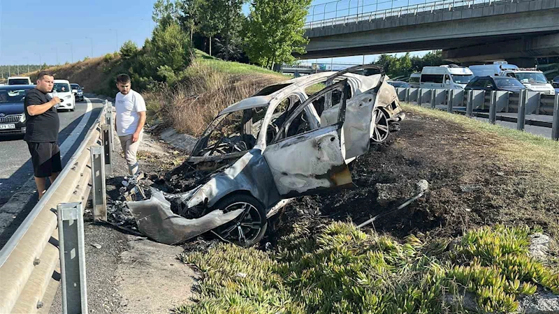 Ümraniye’de kontrolden çıkıp refüje giren otomobil alev alev yandı
