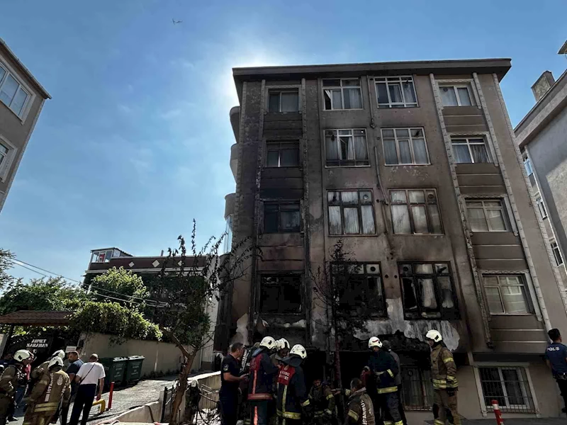 Fatih’te ilaç deposu alevlere teslim oldu
