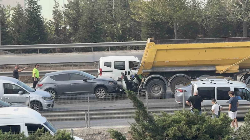 Kocaeli’de feci kaza: Motosiklet sürücüsü kamyonla otomobil arasına sıkıştı
