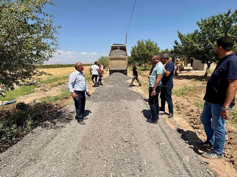 Akçadağ’da grup yolu çalışmaları devam ediyor

