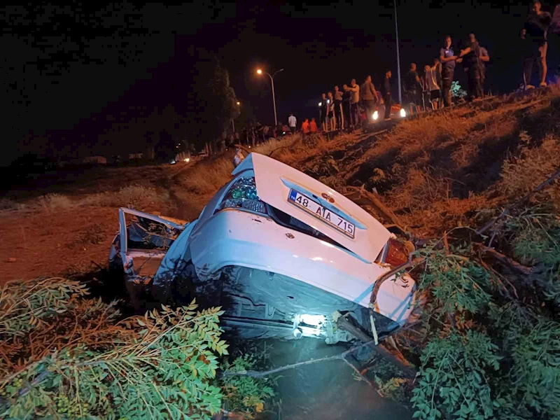 Tarlaya uçan otomobil hurdaya döndü: 1 ölü, 1 yaralı
