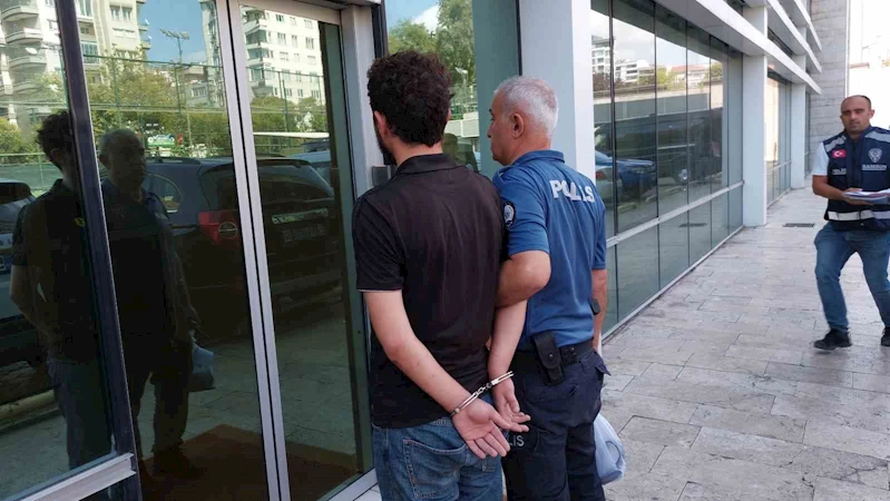 Uyarıya sinirlenen mühendis bekçilere saldırdı
