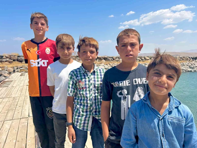 Sodalı Van Gölü çocukların saçlarını sarıya boyuyor
