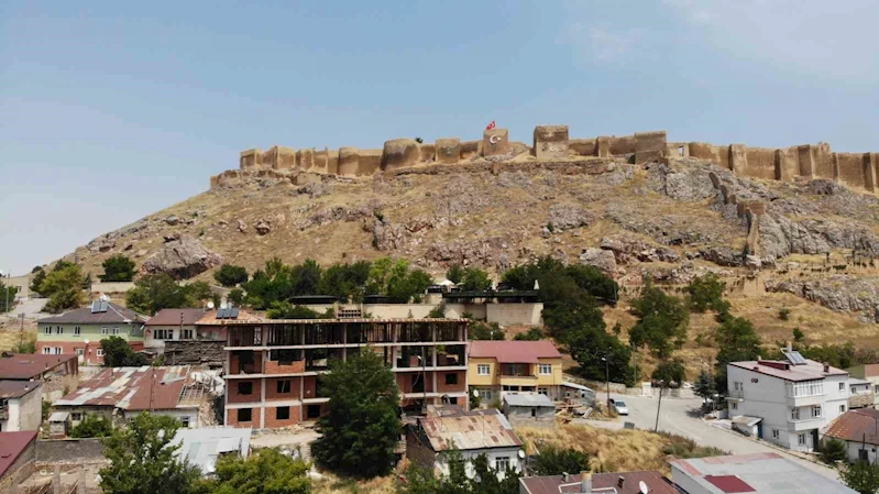 Tarihi Bayburt Kalesi’nin önünde yükselen binaya sert tepki: 