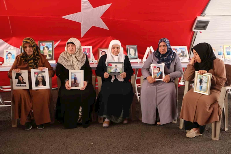 Diyarbakır anneleri müjdeli bir haber almak için çadırdan ayrılmıyor
