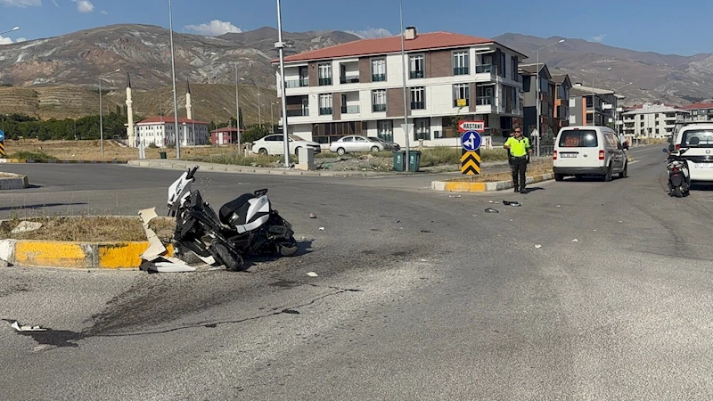 Elektrikli bisiklet ile otomobil çarpıştı: 1 yaralı
