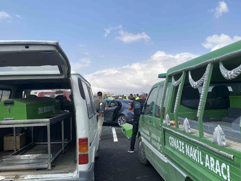 Tokat’ta iki otomobil kafa kafaya çarpıştı: 4 ölü, 1’i ağır 2 yaralı
