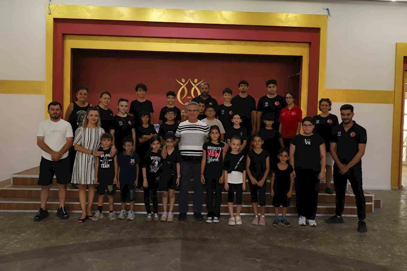 Başkan Tetik’ten Nazilli Belediyesi Halk Oyunları Topluluğu ile görüştü
