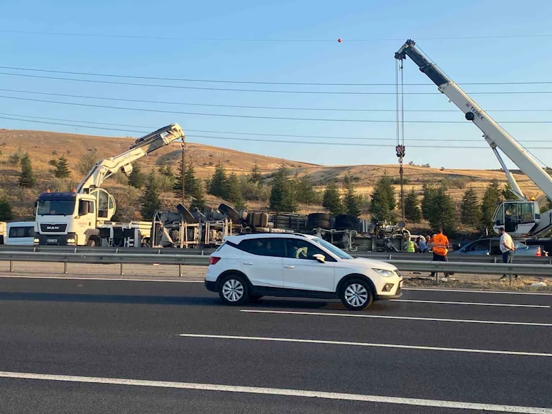 Beton mikseri otomobilin üzerine devrildi: 6 yaralı

