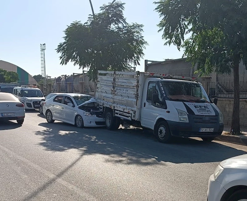 Otomobil park halindeki kamyonete çarptı: 1 yaralı
