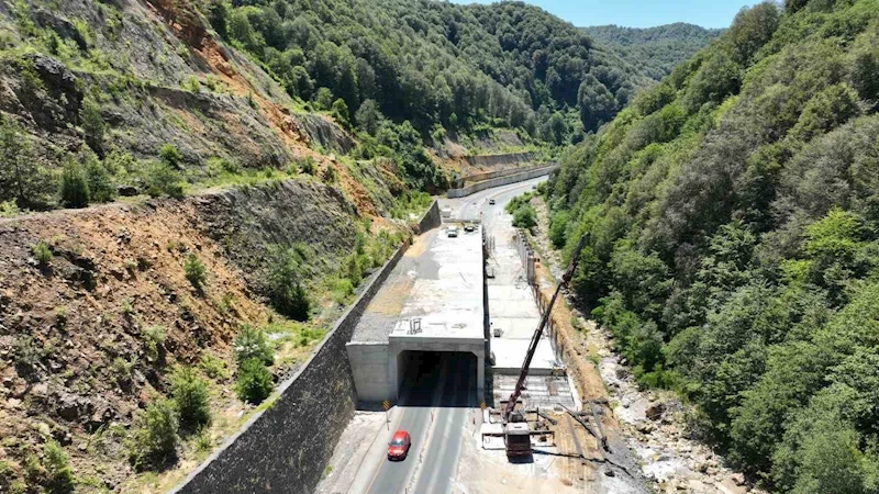 Zonguldak-Ankara yolundaki heyelan koruma çalışmaları sürüyor
