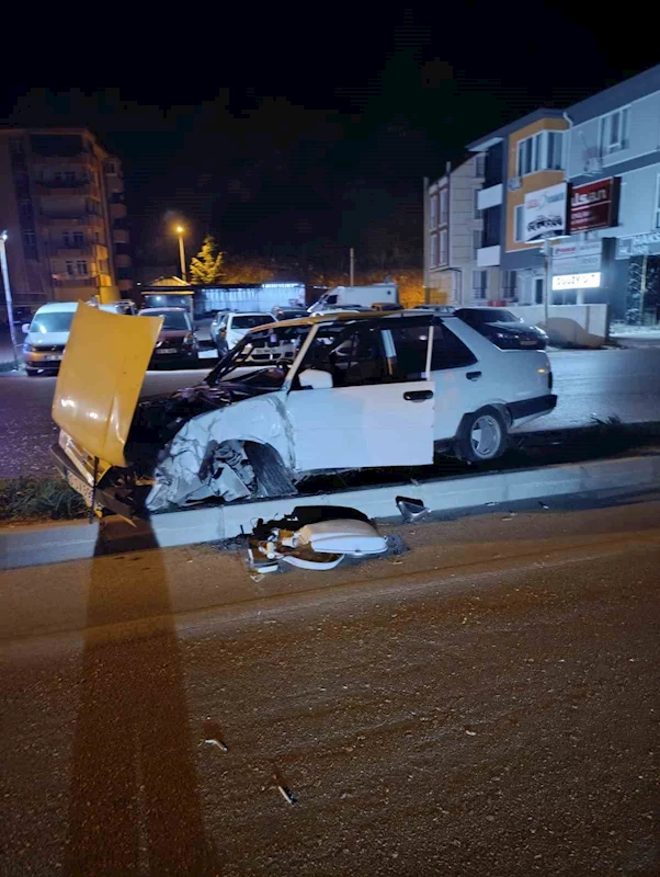 Eğirdir’de alkollü sürücü direğe çarptı: 1 yaralı
