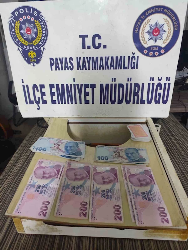 Hatay’da kumar baskını: Para, iskambil kâğıdı ve oyun makinesi ele geçirildi
