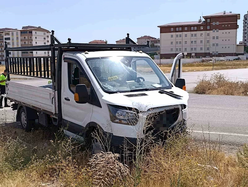 Sivas’ta kamyonet ile otomobil çarpıştı: 3’ü çocuk 6 yaralı
