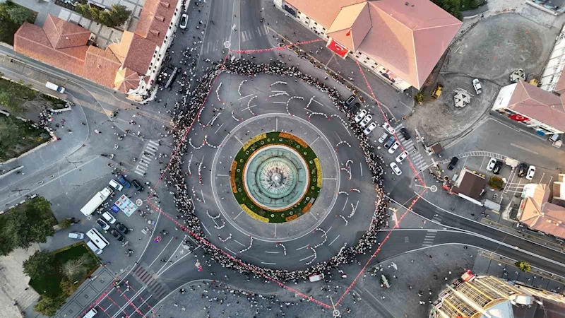 Aynı anda bin 58 kişi halay çekti, tarihi meydanda eşsiz görüntüler oluştu

