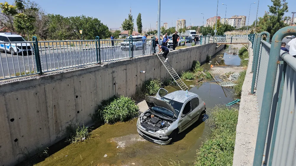 Otomobil yoldan çıkarak kanala uçtu