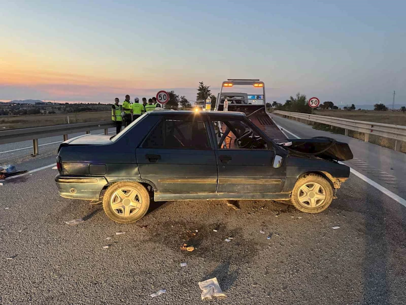 Kastamonu’da otomobil bariyerlere çarptı: 2’si ağır 5 yaralı
