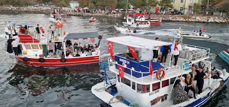 Balıkçılar av sezonunun açılmasını teknelerde meşale yakarak kutladı
