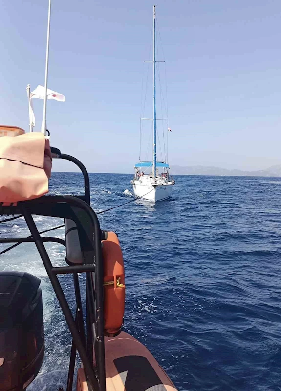 Fethiye açıklarında arızalanan yelkenli tekne kurtarıldı
