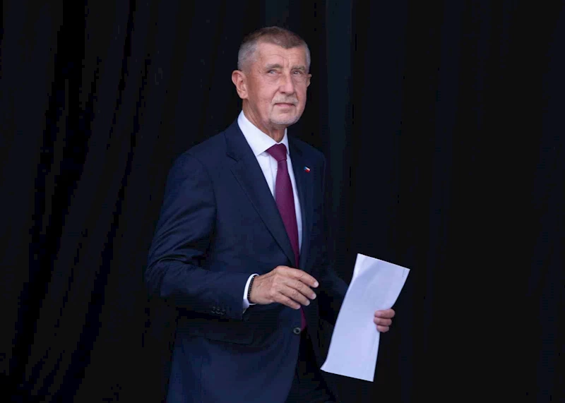 Çekya’nın eski Başbakanı Babis’e miting sırasında koltuk değnekli saldırı
