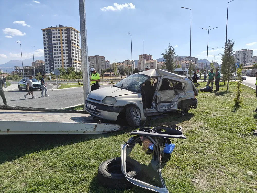 Araçlar kafa kafaya çarpıştı: 2 ölü, 2 yaralı